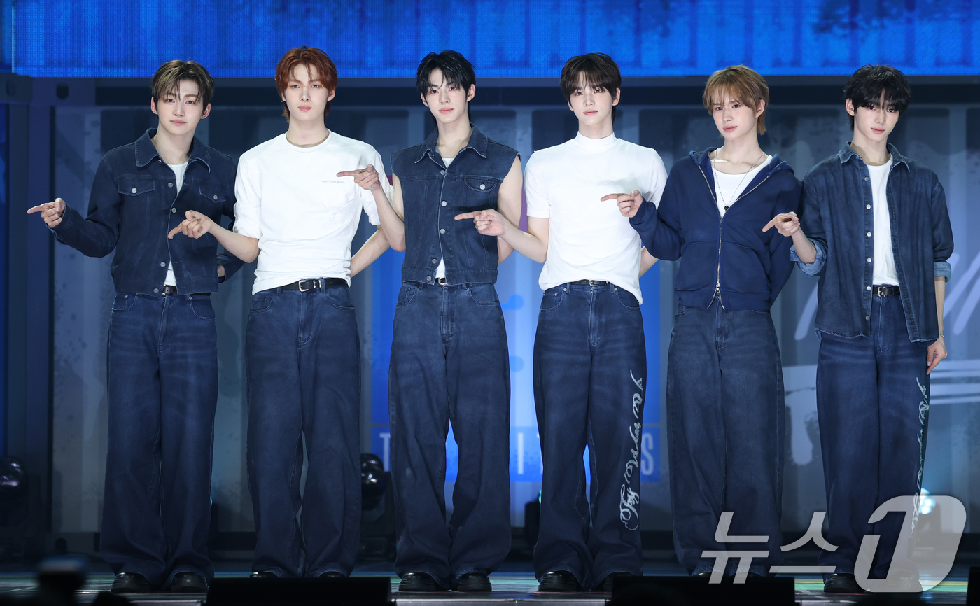 (서울=뉴스1) 권현진 기자 = 그룹 투어스(TWS)의 지훈(왼쪽부터)과 영재, 도훈, 신유, 경민, 한진이 21일 오후 서울 용산구 한남동 블루스퀘어에서 가진 세 번째 미니앨범 …