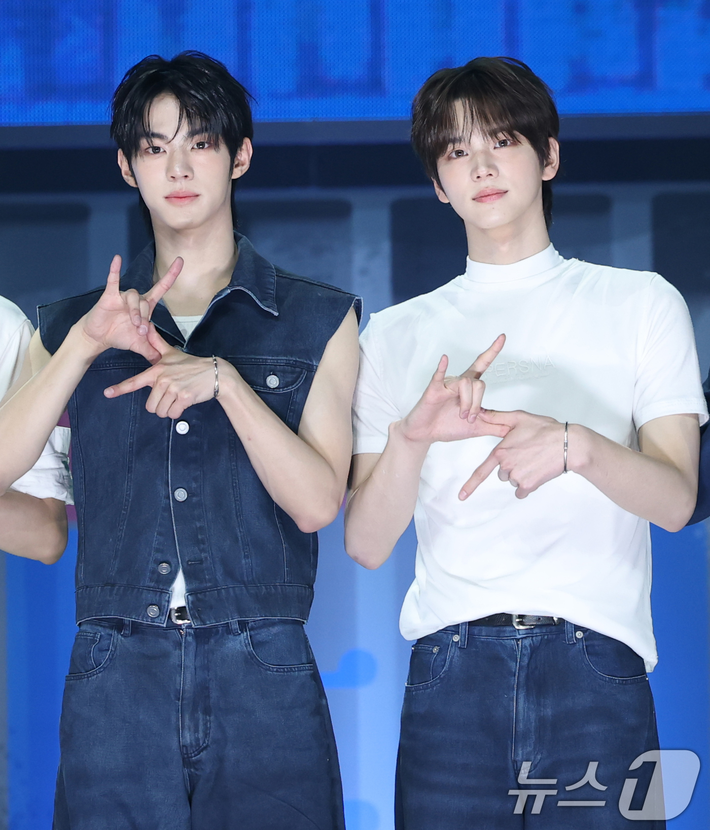(서울=뉴스1) 권현진 기자 = 그룹 투어스(TWS)의 도훈과 신유(오른쪽)가 21일 오후 서울 용산구 한남동 블루스퀘어에서 가진 세 번째 미니앨범 'TRY WITH US' 발매 …