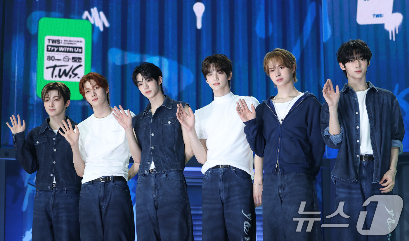 (서울=뉴스1) 권현진 기자 = 그룹 투어스(TWS)의 지훈(왼쪽부터)과 영재, 도훈, 신유, 경민, 한진이 21일 오후 서울 용산구 한남동 블루스퀘어에서 가진 세 번째 미니앨범 …