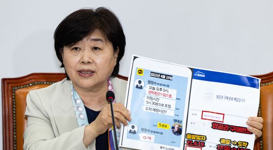 자료 손에 든 서영교 단장