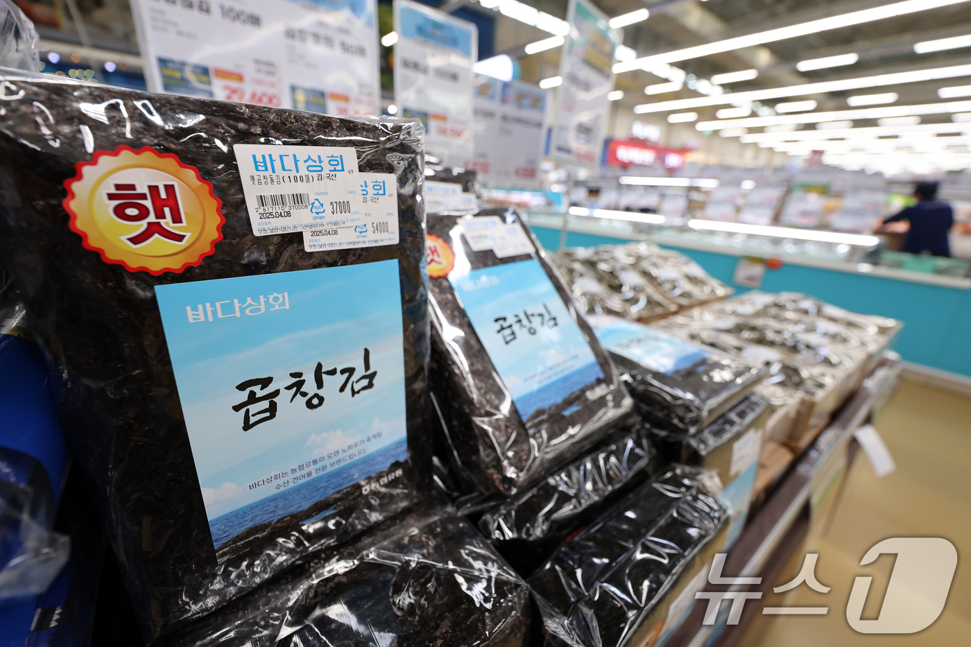 (서울=뉴스1) 황기선 기자 = 21일 서울시내 한 대형마트에 김이 진열돼 있다.이날 한국농수산식품유통공사(aT) 농식품수출정보 월별품목별실적에 따르면 1분기 김 수출량은 1만 1 …