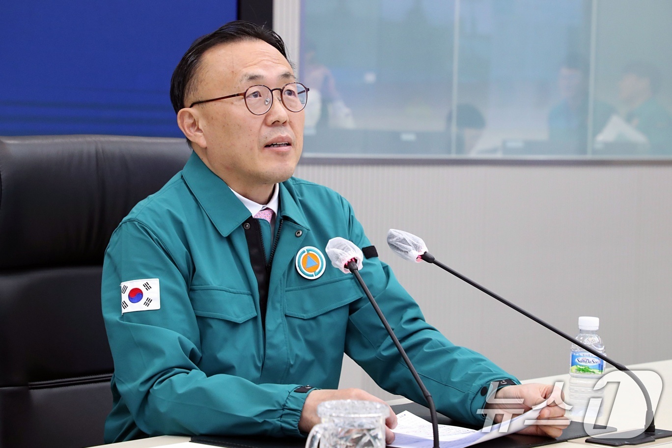 (서울=뉴스1) = 이한경 행정안전부 재난안전관리본부장이 21일 정부세종청사 중앙재난안전상황실에서 열린 산불피해 '범정부 복구대책지원본부' 긴급점검회의에 참석해 발언을 하고 있다. …