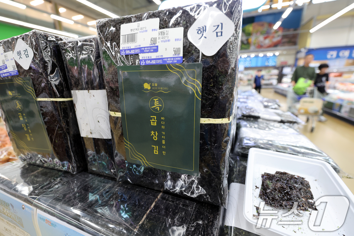 (서울=뉴스1) 황기선 기자 = 21일 서울시내 한 대형마트에 김이 진열돼 있다.이날 한국농수산식품유통공사(aT) 농식품수출정보 월별품목별실적에 따르면 1분기 김 수출량은 1만 1 …