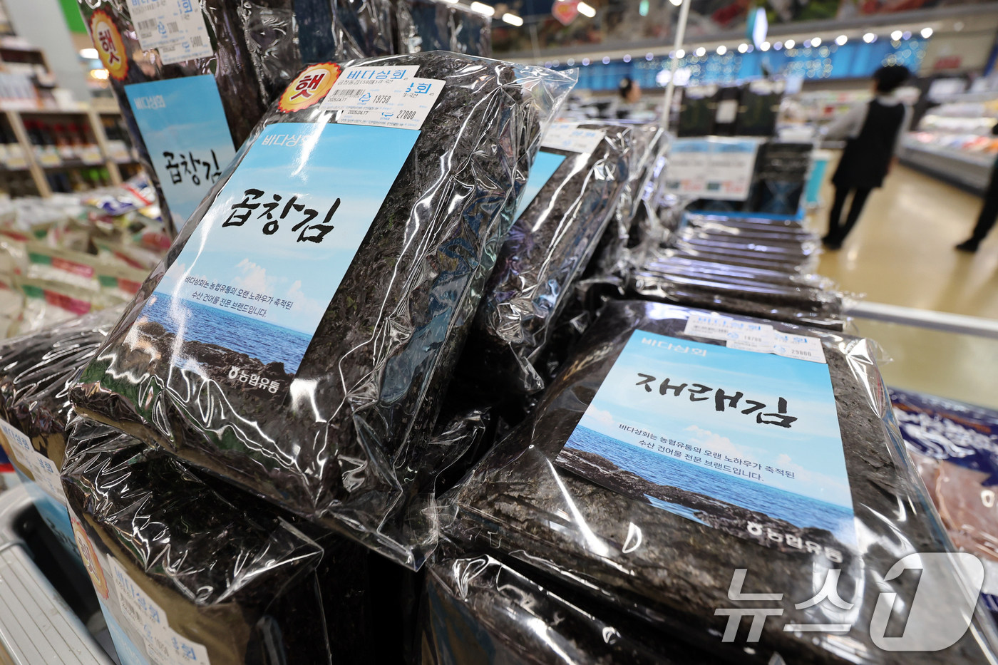 (서울=뉴스1) 황기선 기자 = 21일 서울시내 한 대형마트에 김이 진열돼 있다.이날 한국농수산식품유통공사(aT) 농식품수출정보 월별품목별실적에 따르면 1분기 김 수출량은 1만 1 …