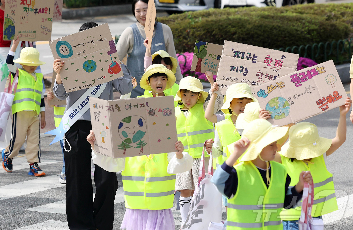 (광주=뉴스1) 박지현 기자 = 지구의 날을 하루 앞둔 21일 광주 북구청어린이집 아이들과 구청 기후환경과 직원들이 일회용품 사용을 줄이자는 의미와 탄소중립 손팻말을 들고 지구 살 …