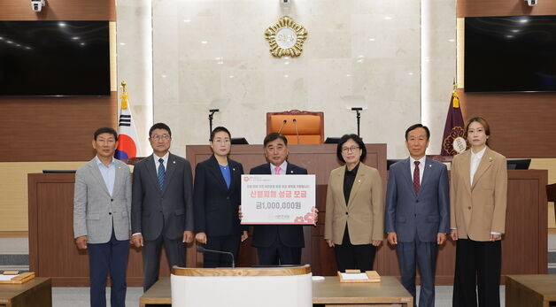 서천군의회, 영남지역 산불 피해 성금 전달