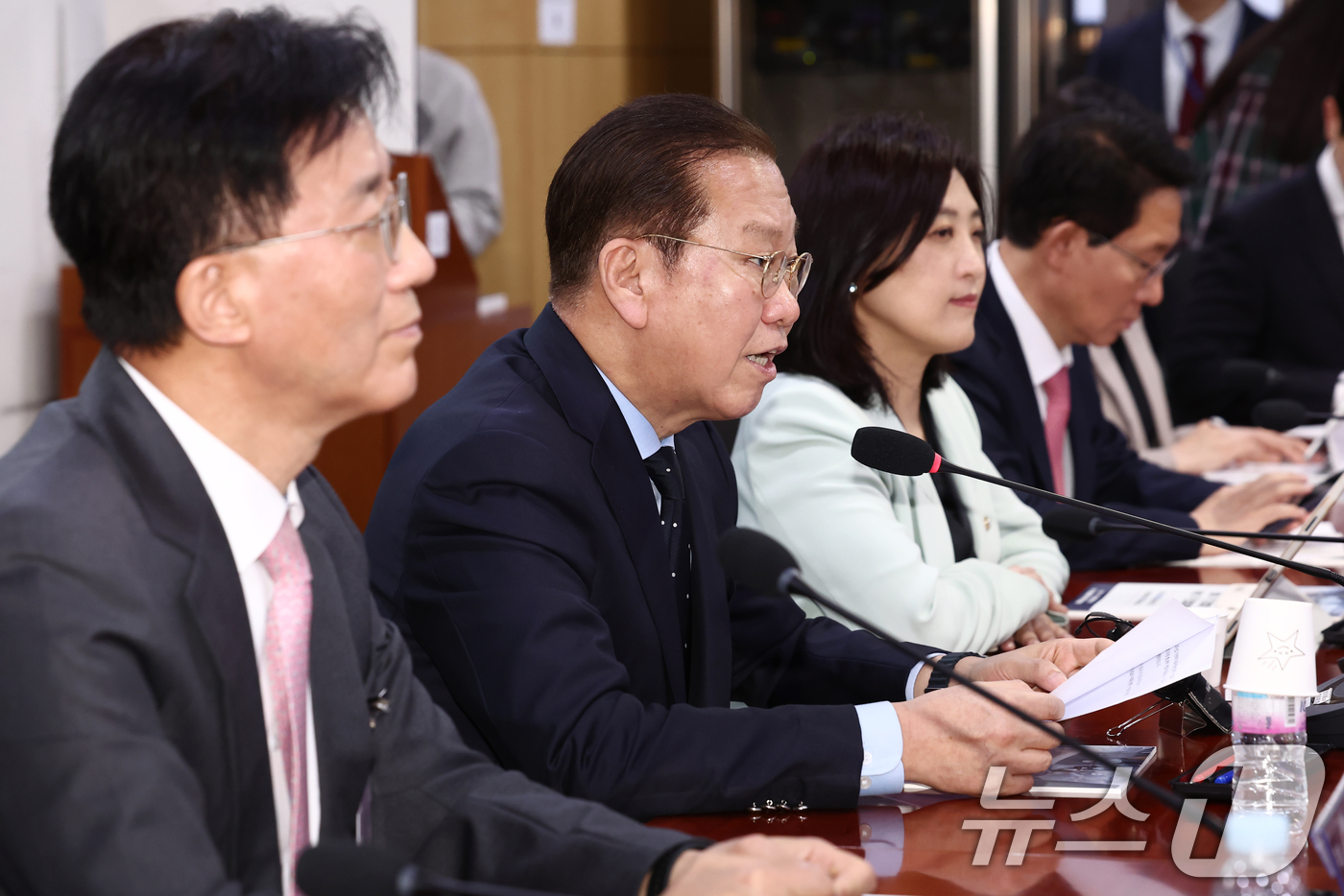 (서울=뉴스1) 김민지 기자 = 권영세 국민의힘 비상대책위원장이 21일 서울 여의도 국회에서 열린 비대면진료 법제화를 위한 정책토론회에서 인사말을 하고 있다. 2025.4.21/뉴 …