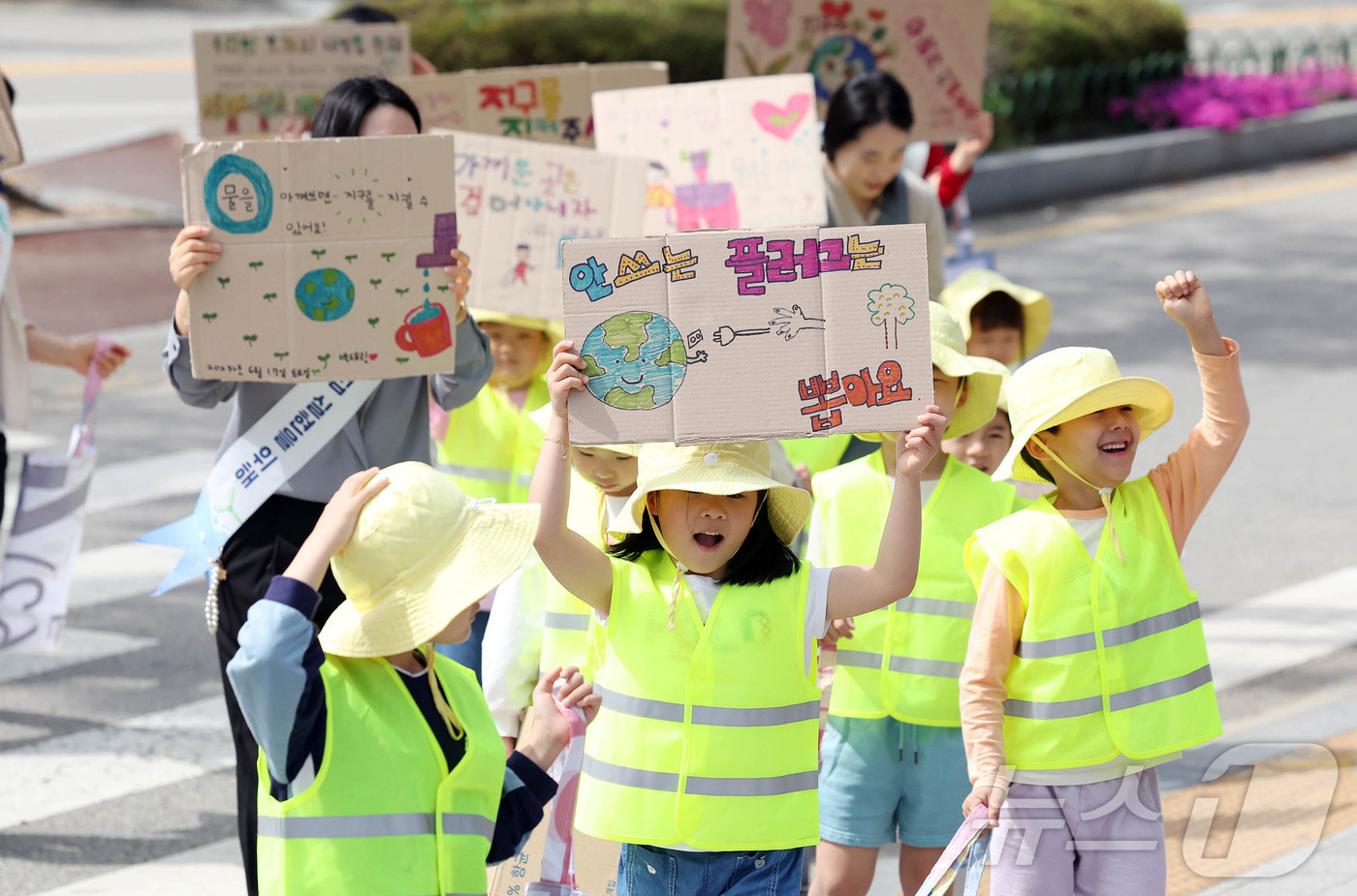 (광주=뉴스1) 박지현 기자 = 지구의 날을 하루 앞둔 21일 광주 북구청어린이집 아이들과 구청 기후환경과 직원들이 일회용품 사용을 줄이자는 의미와 탄소중립 손팻말을 들고 지구 살 …
