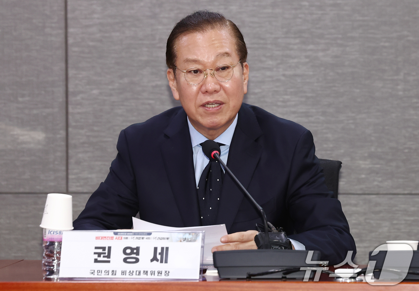 (서울=뉴스1) 김민지 기자 = 권영세 국민의힘 비상대책위원장이 21일 서울 여의도 국회에서 열린 비대면진료 법제화를 위한 정책토론회에서 인사말을 하고 있다. 2025.4.21/뉴 …