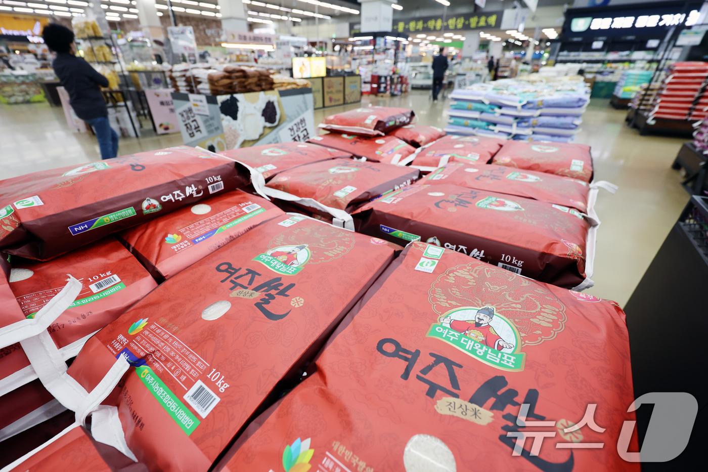 (서울=뉴스1) 황기선 기자 = 21일 서울시내 한 대형마트에 쌀이 진열돼 있다.이날 농협중앙회·aT에 따르면 농협은 지난 10일 쌀 2톤(t)을 사상 초유의 쌀값 급등 상황을 겪 …