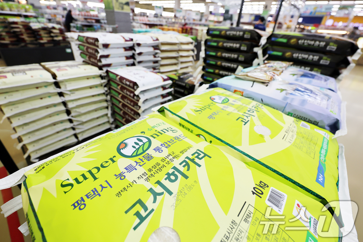 (서울=뉴스1) 황기선 기자 = 21일 서울시내 한 대형마트에 쌀이 진열돼 있다.이날 농협중앙회·aT에 따르면 농협은 지난 10일 쌀 2톤(t)을 사상 초유의 쌀값 급등 상황을 겪 …