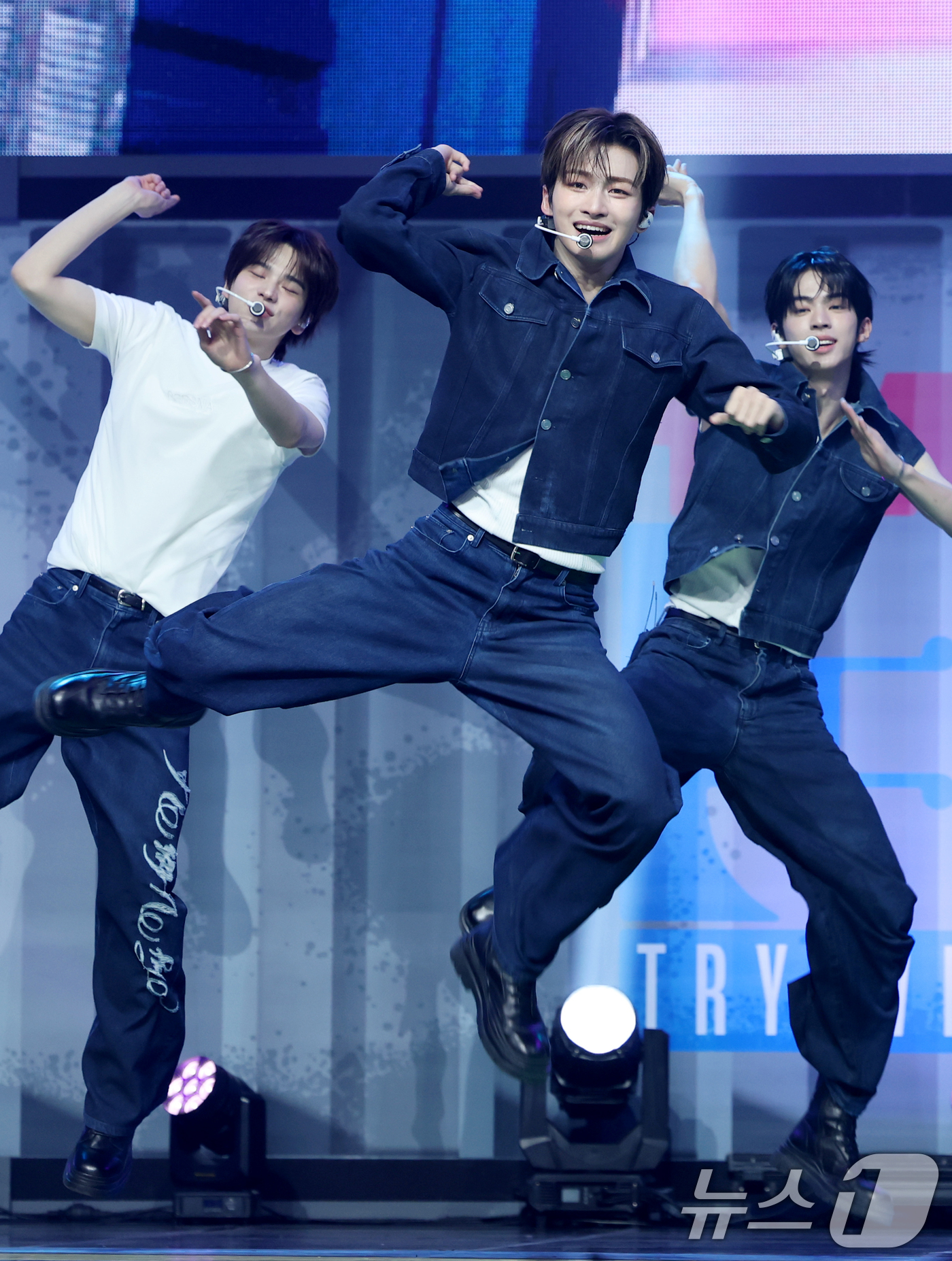 (서울=뉴스1) 권현진 기자 = 그룹 투어스(TWS) 지훈(가운데)이 21일 오후 서울 용산구 한남동 블루스퀘어에서 가진 세 번째 미니앨범 'TRY WITH US' 발매 기념 쇼케 …