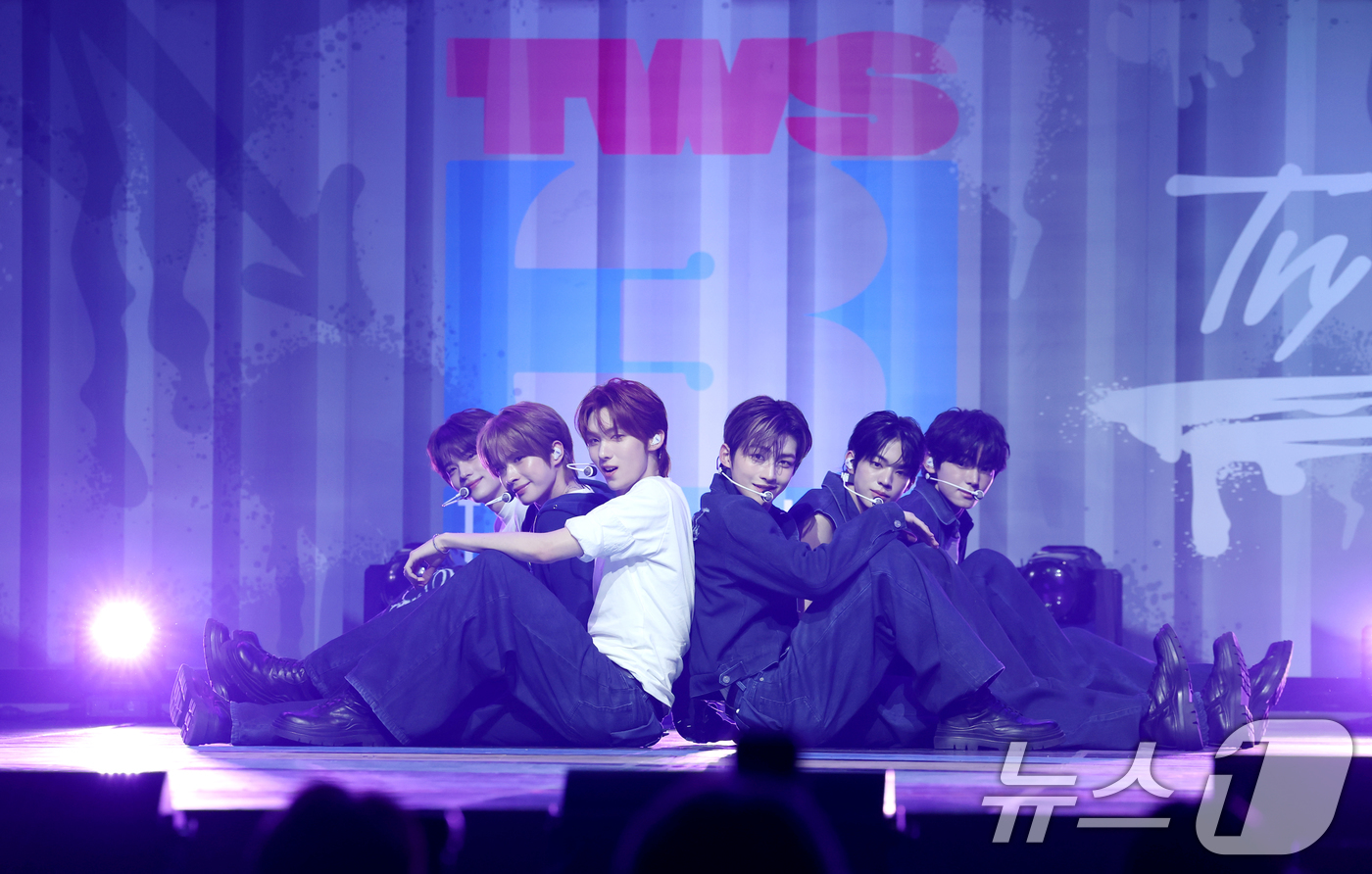 (서울=뉴스1) 권현진 기자 = 그룹 투어스(TWS)가 21일 오후 서울 용산구 한남동 블루스퀘어에서 가진 세 번째 미니앨범 'TRY WITH US' 발매 기념 쇼케이스에 참석해 …