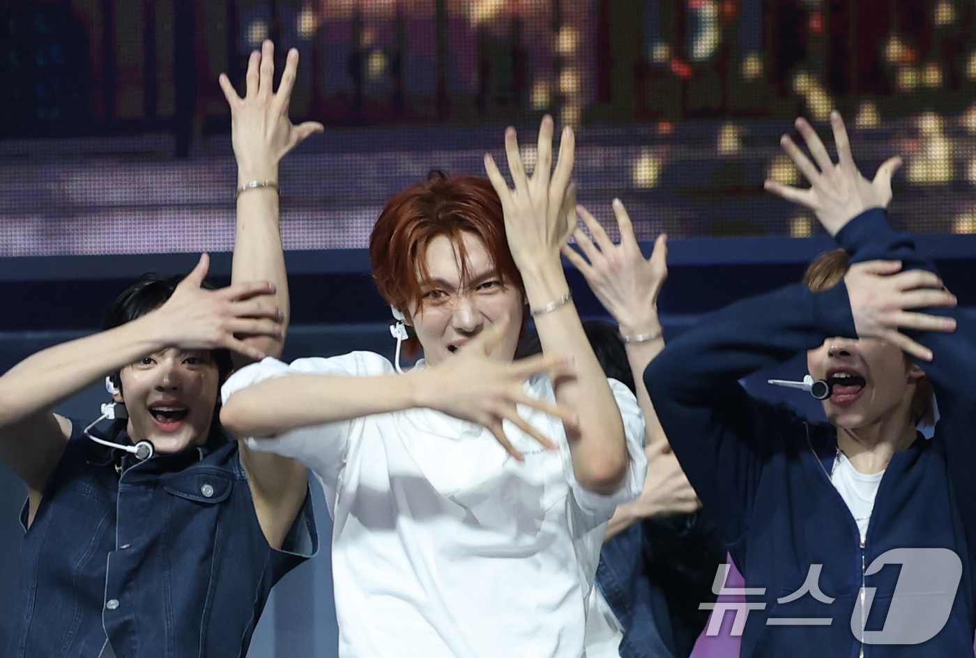 (서울=뉴스1) 권현진 기자 = 그룹 투어스(TWS) 영재(가운데)가 21일 오후 서울 용산구 한남동 블루스퀘어에서 가진 세 번째 미니앨범 'TRY WITH US' 발매 기념 쇼케 …