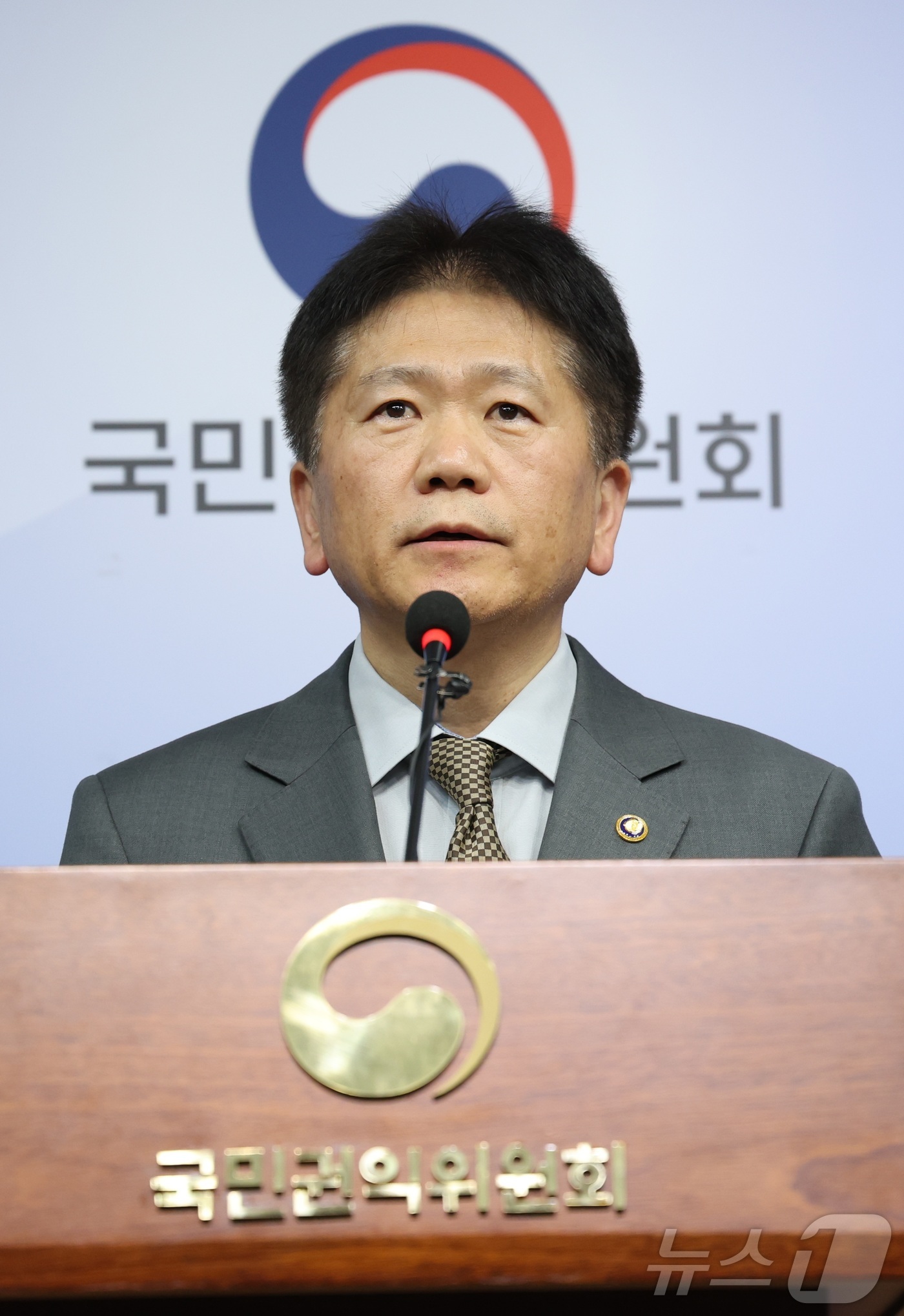 (세종=뉴스1) 김기남 기자 = 이명순 국민권익위원회 부패방지 부위원장이 21일 오후 세종시 정부세종청사에서 류희림 방송통신심의위원회 위원장의 ‘민원사주’ 의혹에 대한 공익제보자들 …