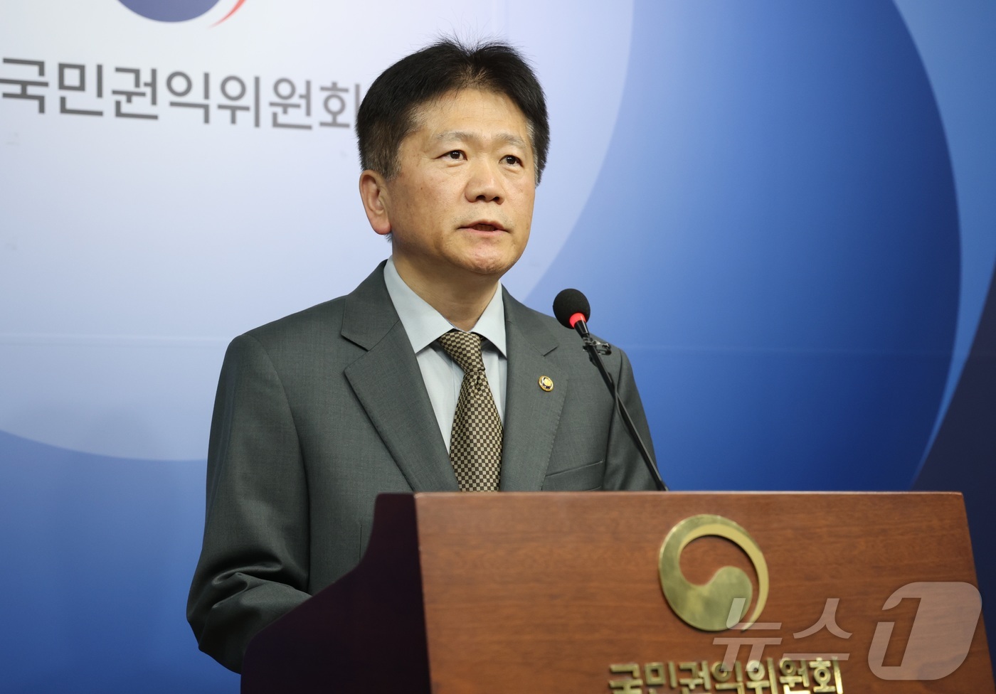 (세종=뉴스1) 김기남 기자 = 이명순 국민권익위원회 부패방지 부위원장이 21일 오후 세종시 정부세종청사에서 류희림 방송통신심의위원회 위원장의 ‘민원사주’ 의혹에 대한 공익제보자들 …