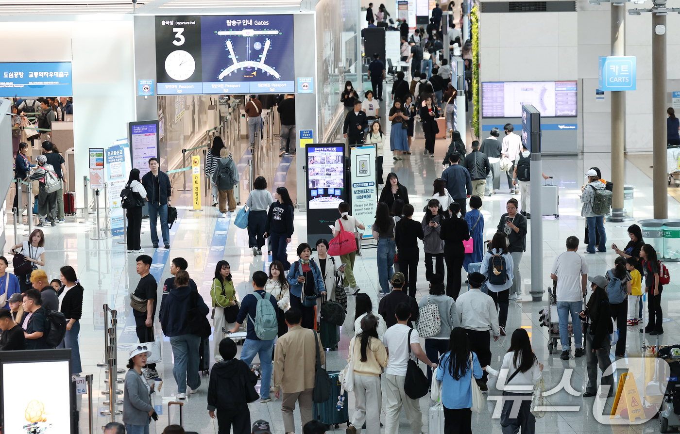 (인천공항=뉴스1) 오대일 기자 = 인천공항이 개항 이후 처음으로 국제여객 순위 세계 3위에 올랐다. 인천국제공항공사는 지난해 국제선 여객실적 7066만9246명을 기록해 2001 …