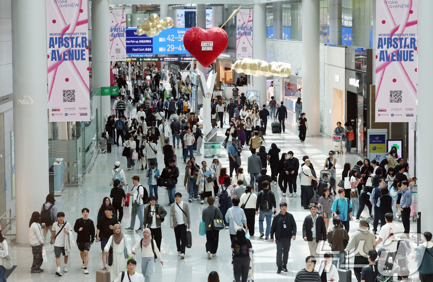 (인천공항=뉴스1) 오대일 기자 = 인천공항이 개항 이후 처음으로 국제여객 순위 세계 3위에 올랐다. 인천국제공항공사는 지난해 국제선 여객실적 7066만9246명을 기록해 2001 …