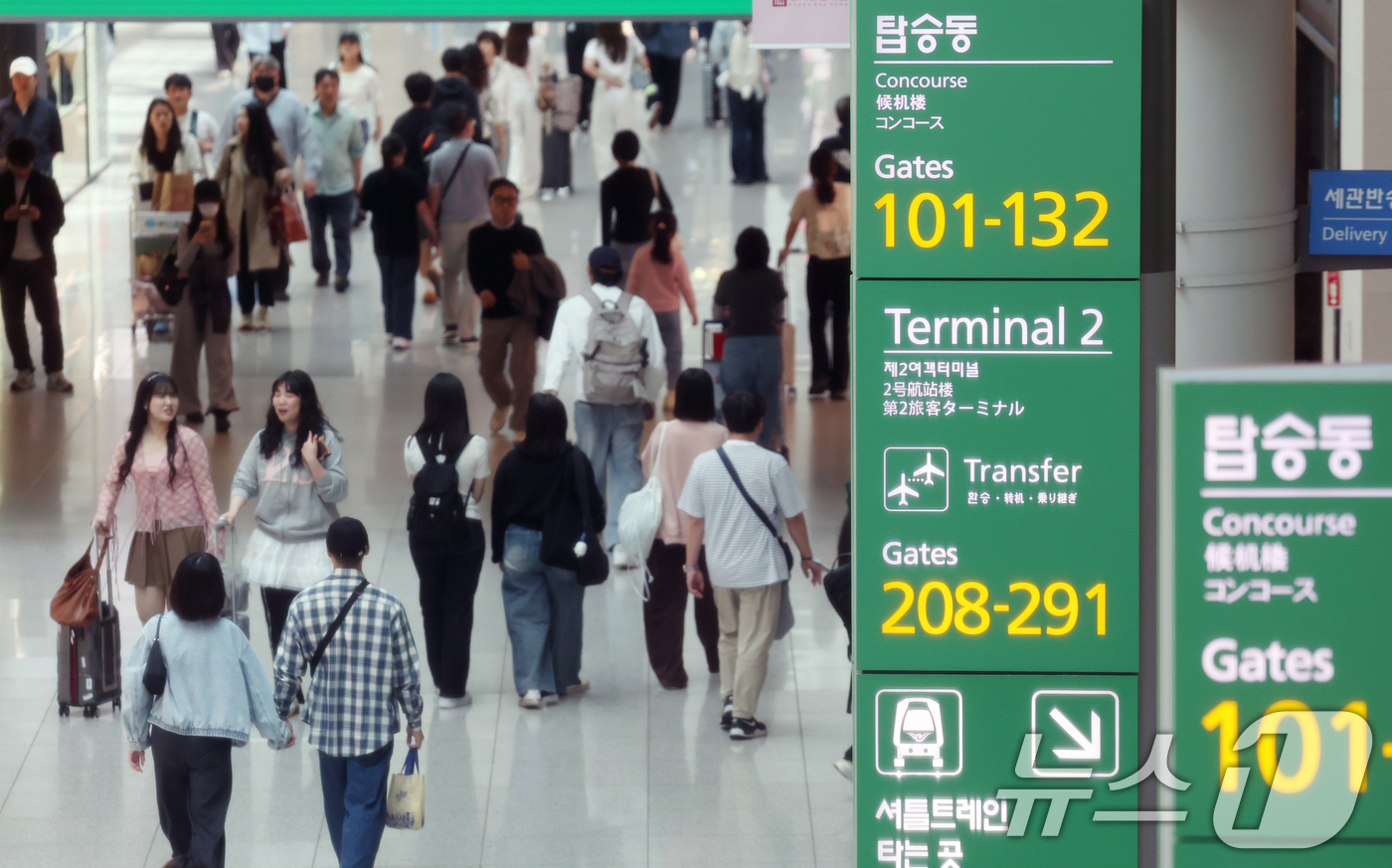 (인천공항=뉴스1) 오대일 기자 = 인천공항이 개항 이후 처음으로 국제여객 순위 세계 3위에 올랐다. 인천국제공항공사는 지난해 국제선 여객실적 7066만9246명을 기록해 2001 …