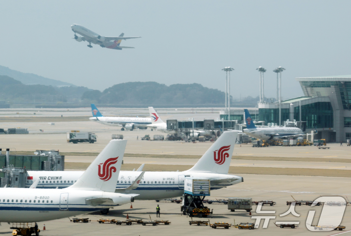 (인천공항=뉴스1) 오대일 기자 = 인천공항이 개항 이후 처음으로 국제여객 순위 세계 3위에 올랐다. 인천국제공항공사는 지난해 국제선 여객실적 7066만9246명을 기록해 2001 …