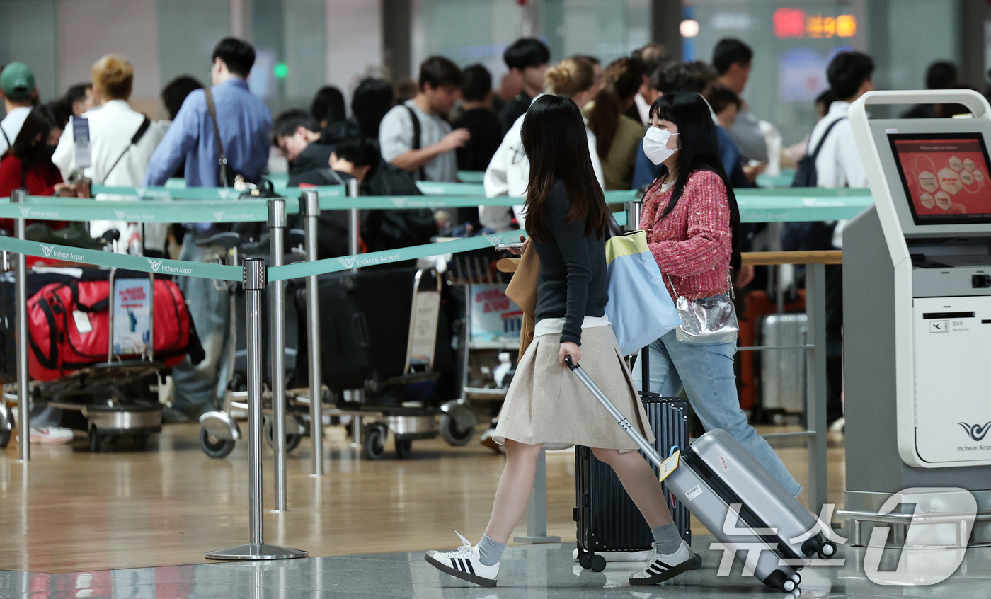 (인천공항=뉴스1) 오대일 기자 = 인천공항이 개항 이후 처음으로 국제여객 순위 세계 3위에 올랐다. 인천국제공항공사는 지난해 국제선 여객실적 7066만9246명을 기록해 2001 …