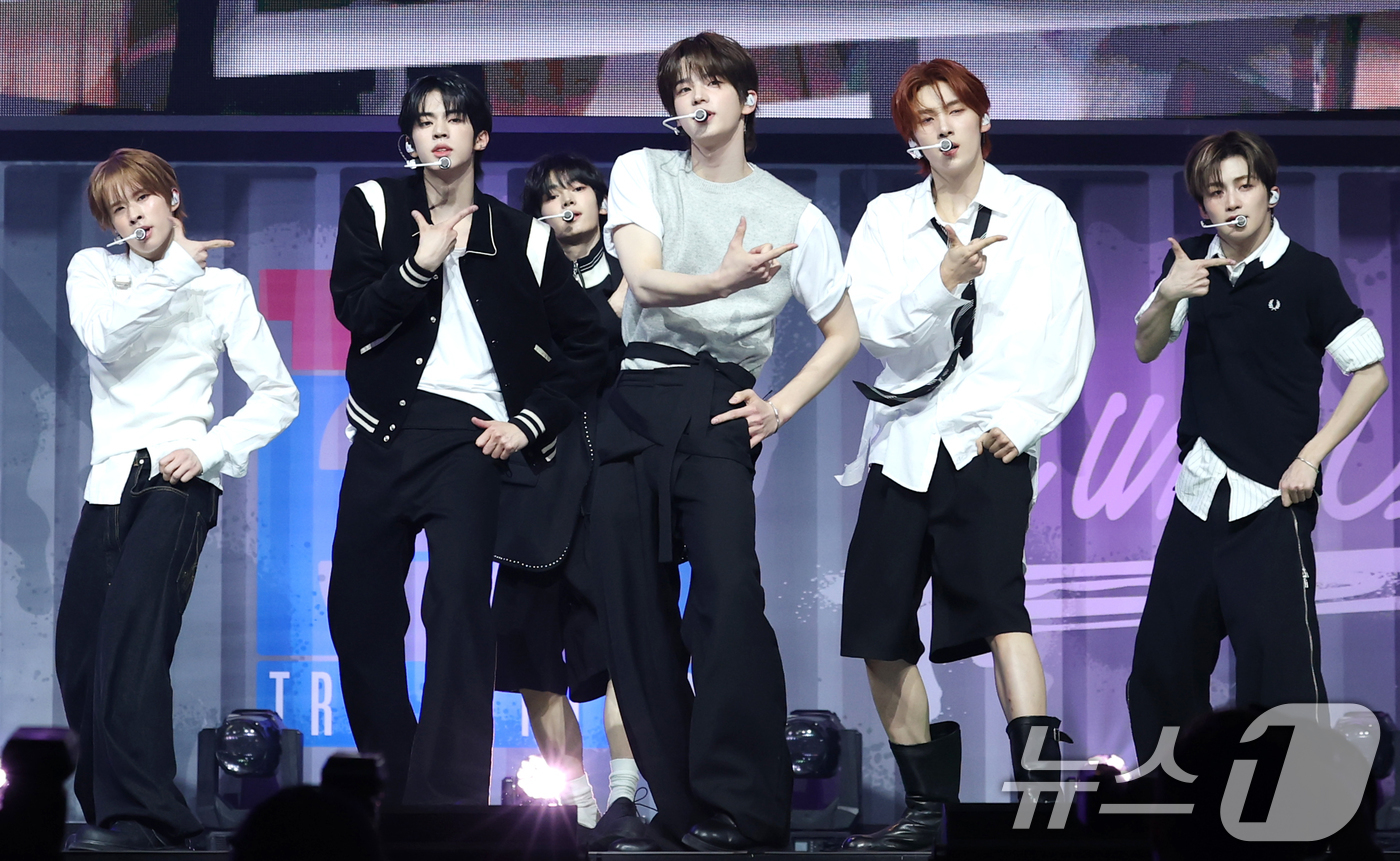 (서울=뉴스1) 권현진 기자 = 그룹 투어스(TWS)가 21일 오후 서울 용산구 한남동 블루스퀘어에서 가진 세 번째 미니앨범 'TRY WITH US' 발매 기념 쇼케이스에 참석해 …