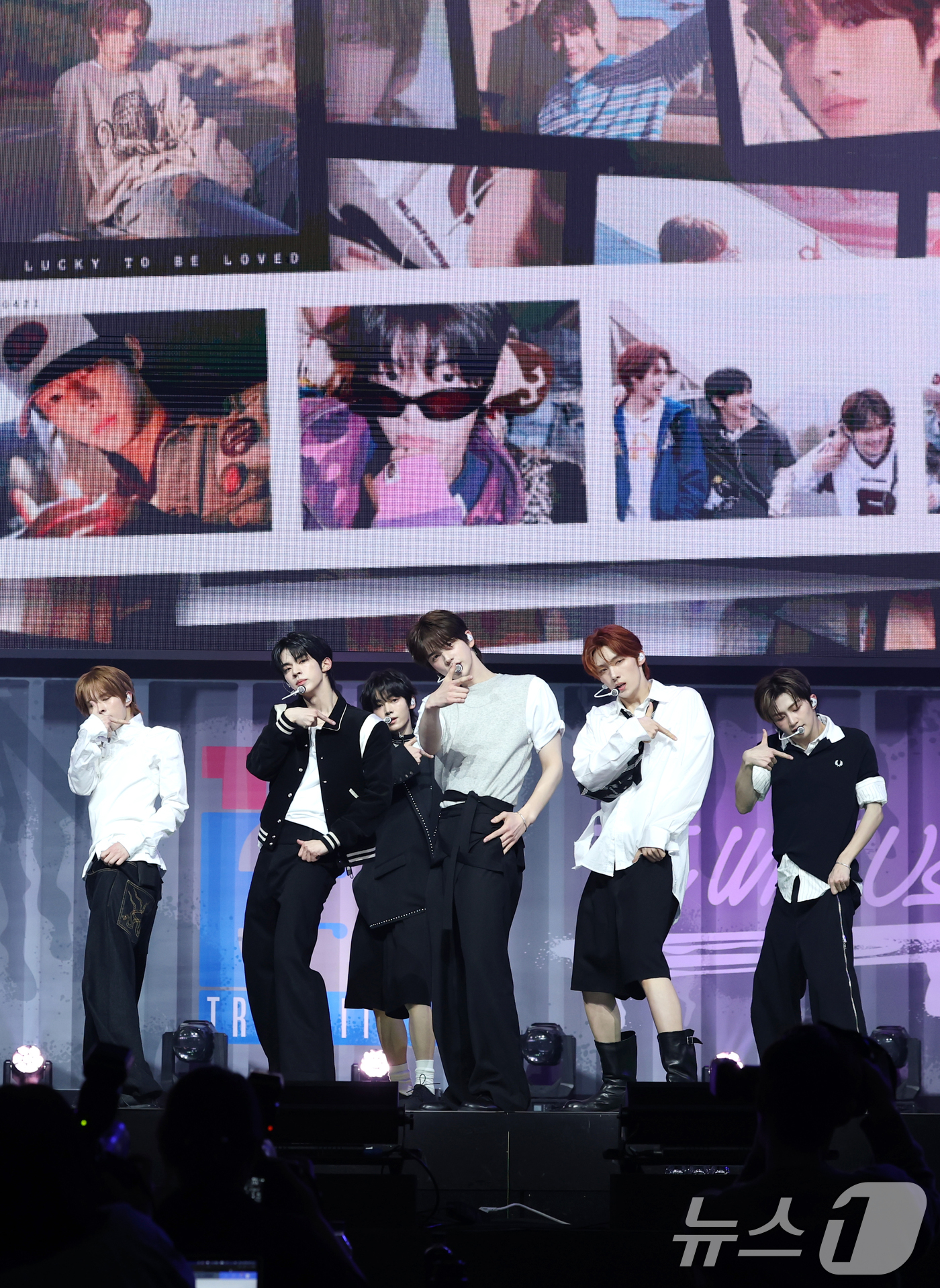 (서울=뉴스1) 권현진 기자 = 그룹 투어스(TWS)가 21일 오후 서울 용산구 한남동 블루스퀘어에서 가진 세 번째 미니앨범 'TRY WITH US' 발매 기념 쇼케이스에 참석해 …