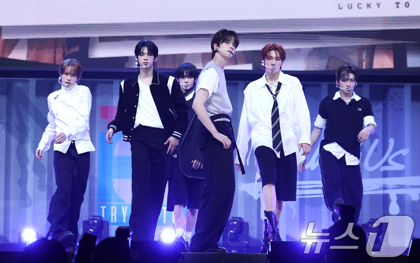 (서울=뉴스1) 권현진 기자 = 그룹 투어스(TWS)가 21일 오후 서울 용산구 한남동 블루스퀘어에서 가진 세 번째 미니앨범 'TRY WITH US' 발매 기념 쇼케이스에 참석해 …