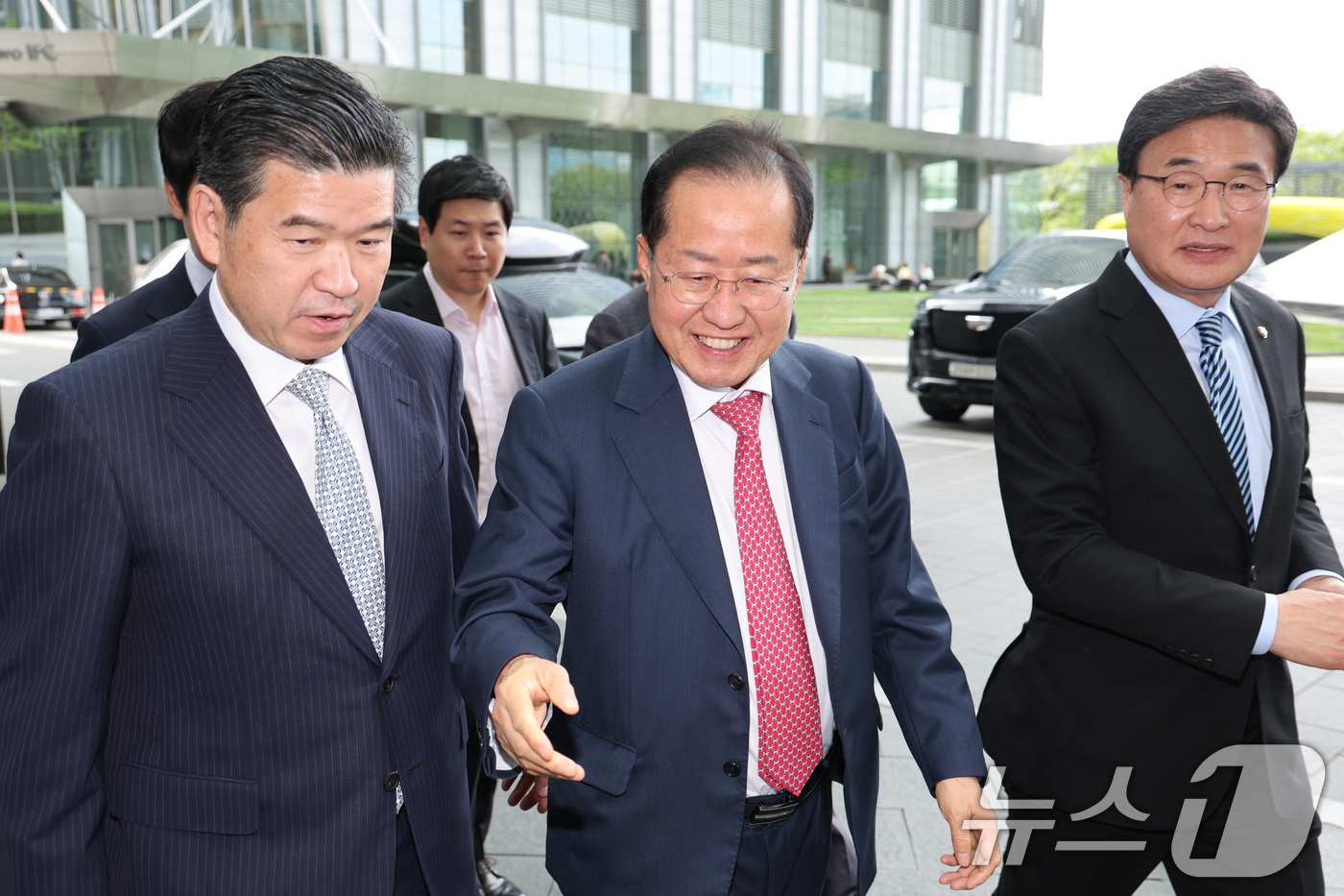 (서울=뉴스1) 신웅수 기자 = 홍준표 국민의힘 대선 경선 후보가 21일 오후 서울 여의도 주한미국상공회의소를 방문해 제임스 김 주한미국상공회의소 회장과 간담회장으로 이동하고 있다 …