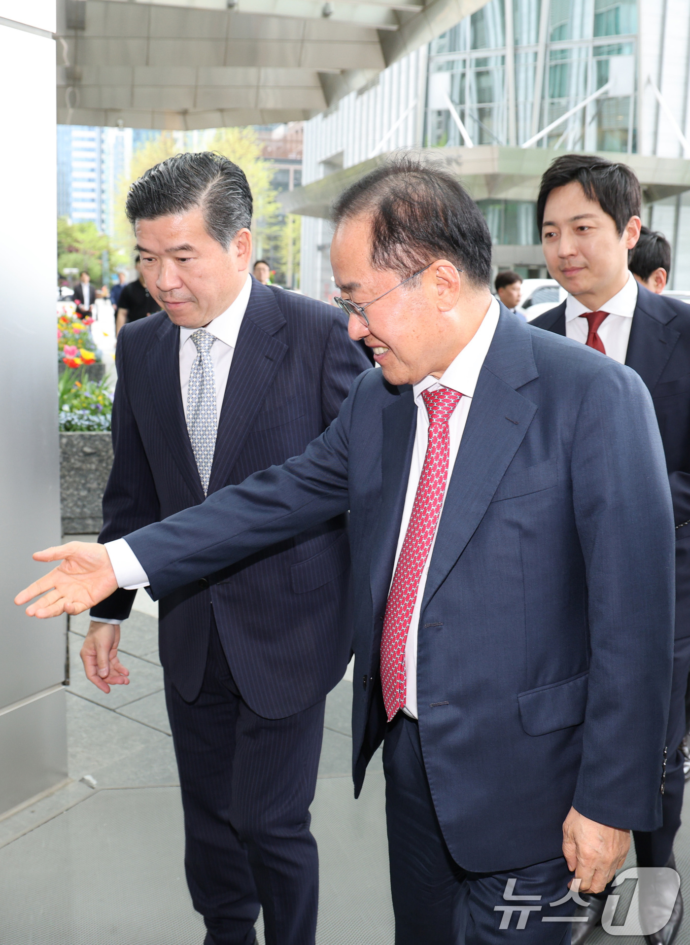 (서울=뉴스1) 신웅수 기자 = 홍준표 국민의힘 대선 경선 후보가 21일 오후 서울 여의도 주한미국상공회의소를 방문해 제임스 김 주한미국상공회의소 회장과 간담회장으로 이동하고 있다 …