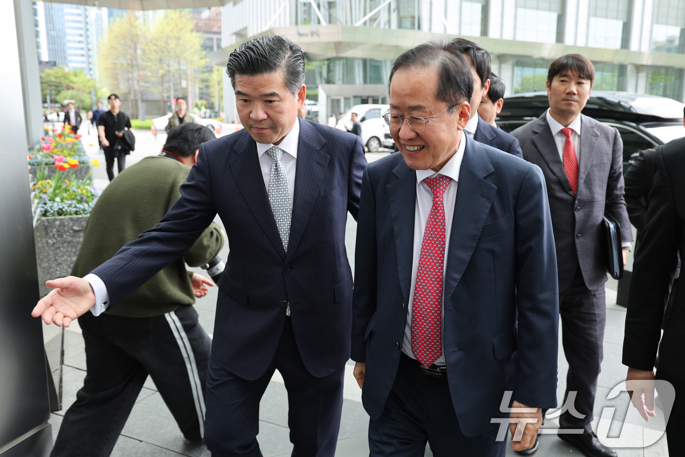 (서울=뉴스1) 신웅수 기자 = 홍준표 국민의힘 대선 경선 후보가 21일 오후 서울 여의도 주한미국상공회의소를 방문해 제임스 김 주한미국상공회의소 회장과 간담회장으로 이동하고 있다 …