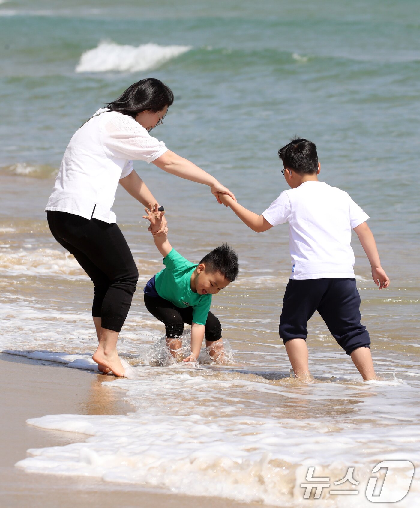 본문 이미지 - 전국적으로 초여름 날씨를 보인 21일 오후 부산 해운대해수욕장을 찾은 외국인 가족이 물놀이를 즐기고 있다. 2025.4.21/뉴스1 ⓒ News1 윤일지 기자