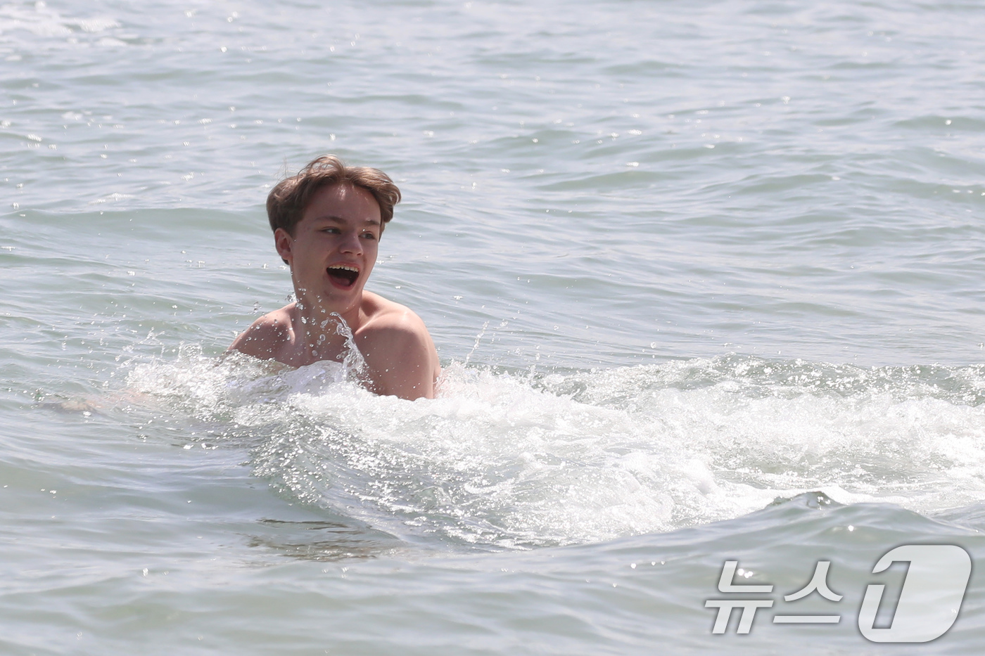 (부산=뉴스1) 윤일지 기자 = 전국적으로 초여름 날씨를 보인 21일 오후 부산 해운대해수욕장을 찾은 외국인이 물놀이를 즐기고 있다.  2025.4.21/뉴스1