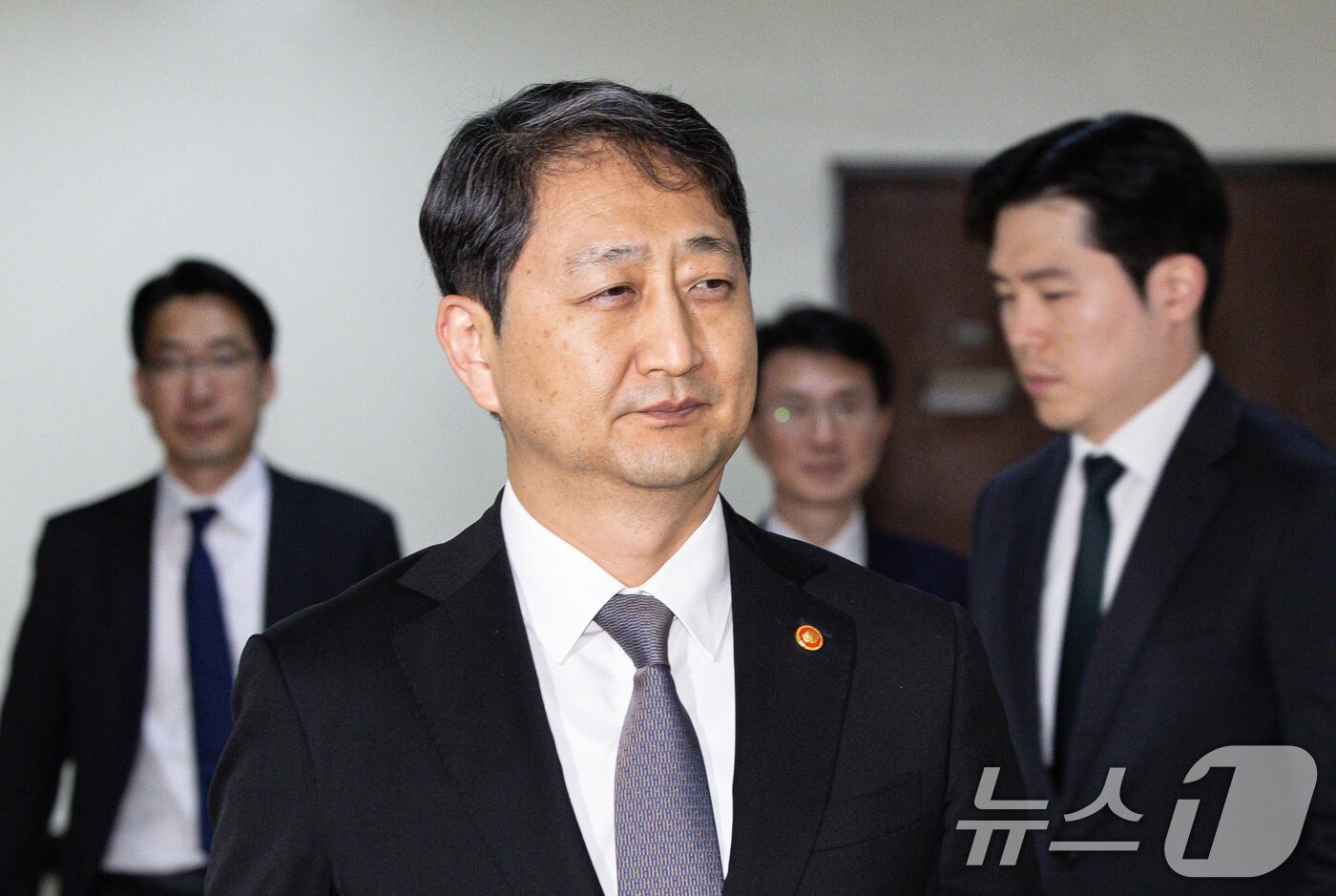 본문 이미지 - 안덕근 산업통상자원부 장관(올이 21일 오후 서울 여의도 국회 산업통상자원중소벤처기업위원회 위원장실로 향하고 있다. 최상목 경제부총리와 안덕근 산업부 장관은 24일 미국 베센트 재무부 장관, 그리어 USTR(미국 무역대표부) 대표와 한미 2+2 통상협의를 개최한다. 2025.4.21/뉴스1 ⓒ News1 이재명 기자