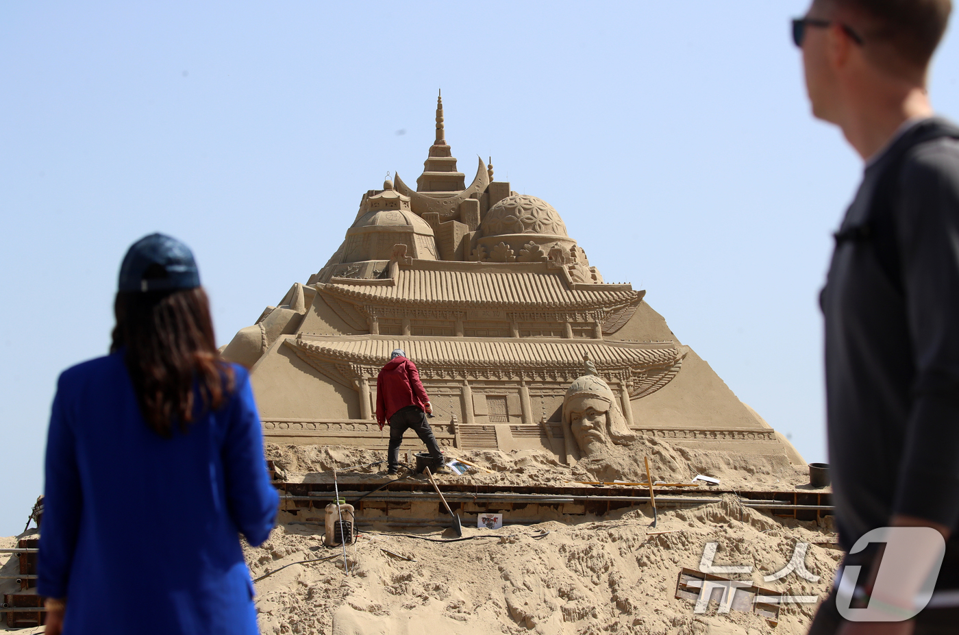 (부산=뉴스1) 윤일지 기자 = 21일 오후 부산 해운대해수욕장에서 작가들이 모래조각 작품을 만들고 있다.해운대구는 5월 16일부터 19일까지 '모래로 만나는 K-컬처' 를 주제로 …