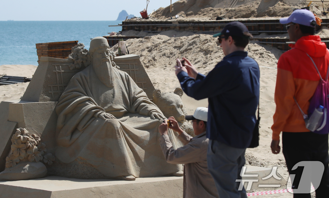 (부산=뉴스1) 윤일지 기자 = 21일 오후 부산 해운대해수욕장에서 모래조각 작품이 모습을 드러내고 있다.해운대구는 5월 16일부터 19일까지 '모래로 만나는 K-컬처' 를 주제로 …