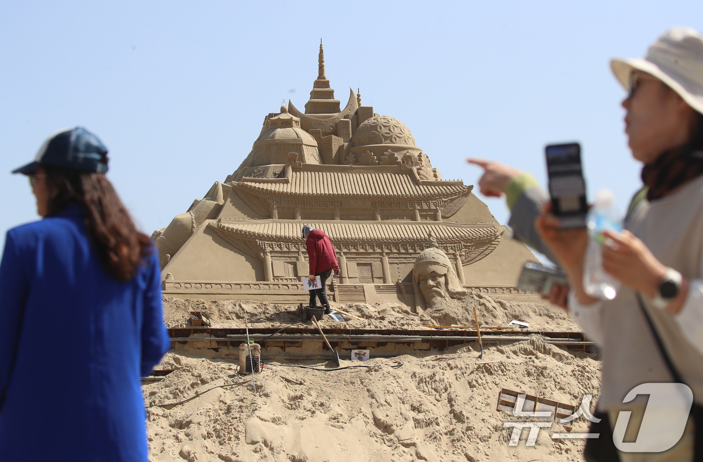 (부산=뉴스1) 윤일지 기자 = 21일 오후 부산 해운대해수욕장에서 작가들이 모래조각 작품을 만들고 있다.해운대구는 5월 16일부터 19일까지 '모래로 만나는 K-컬처' 를 주제로 …
