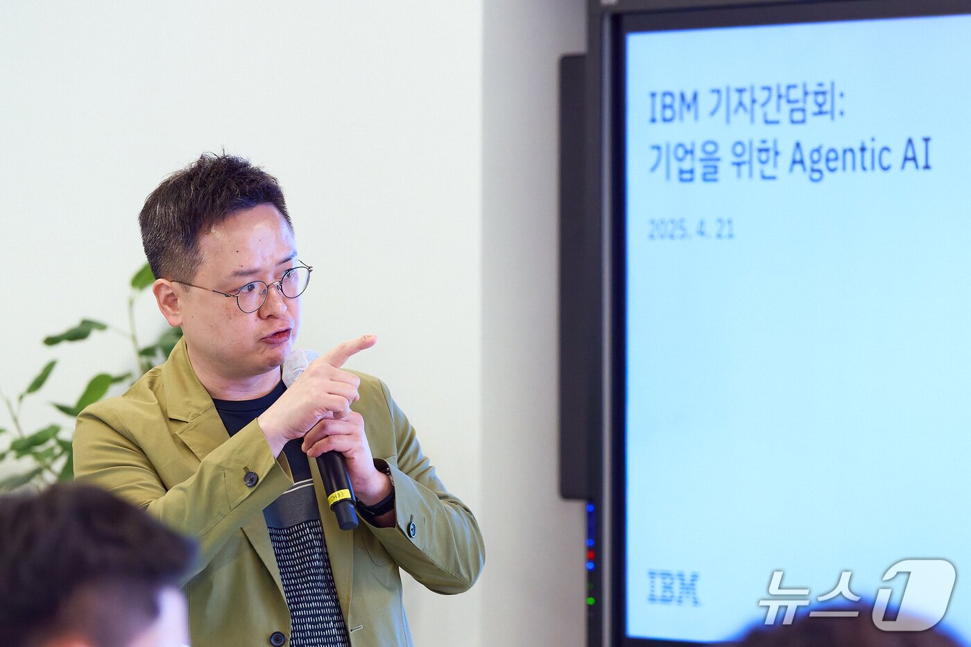 본문 이미지 - 김지관 한국IBM 클라이언트 엔지니어링 총괄이 발표하고 있다.&#40;한국IBM 제공&#41;