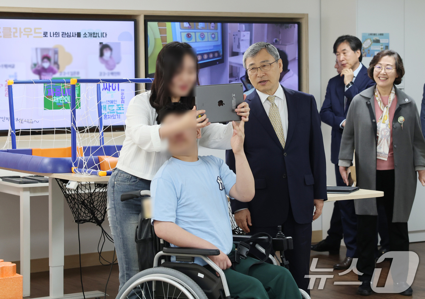 (서울=뉴스1) = 정근식 서울시교육감이 21일 서울 서초구에 위치한 공립 특수학교인 서울나래학교를 방문해 교육 활동을 참관하고 학교 시설을 둘러보고 있다. (서울시교욱청 제공. …