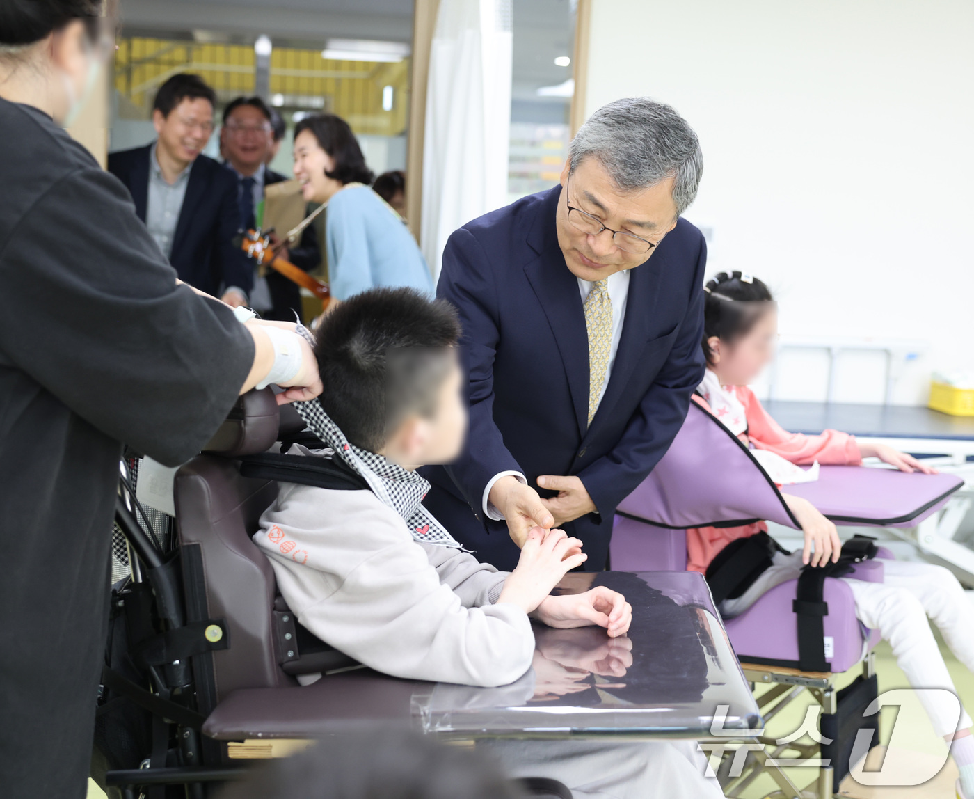(서울=뉴스1) = 정근식 서울시교육감이 21일 서울 서초구에 위치한 공립 특수학교인 서울나래학교를 방문해 교육 활동을 참관하고 학교 시설을 둘러보고 있다. (서울시교욱청 제공. …