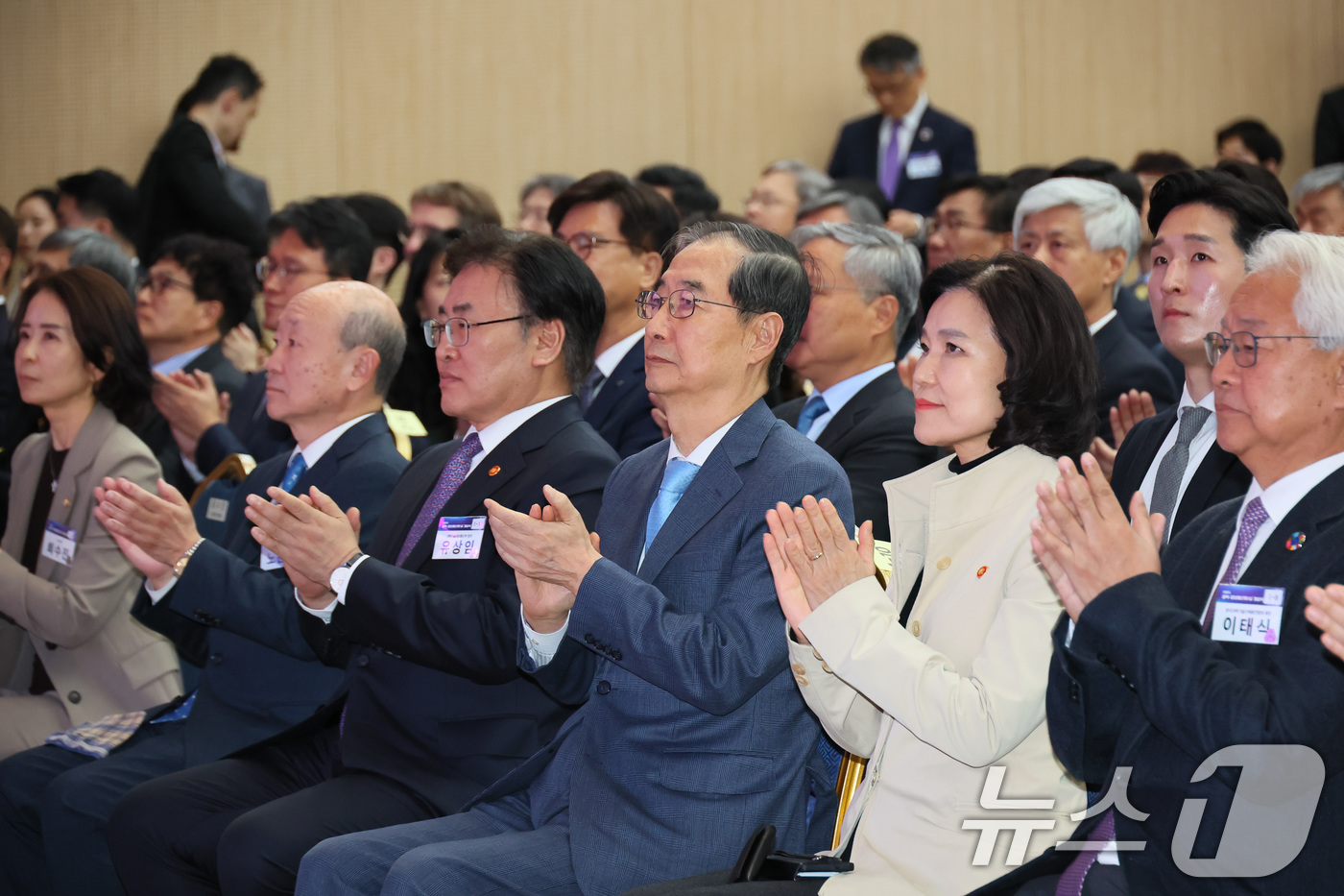 (서울=뉴스1) 임세영 기자 = 한덕수 대통령 권한대행 국무총리가 21일 서울 한국과학기술회관에서 열린 2025년 과학·정보통신의 날 기념식에서 박수를 치고 있다. (총리실 제공, …