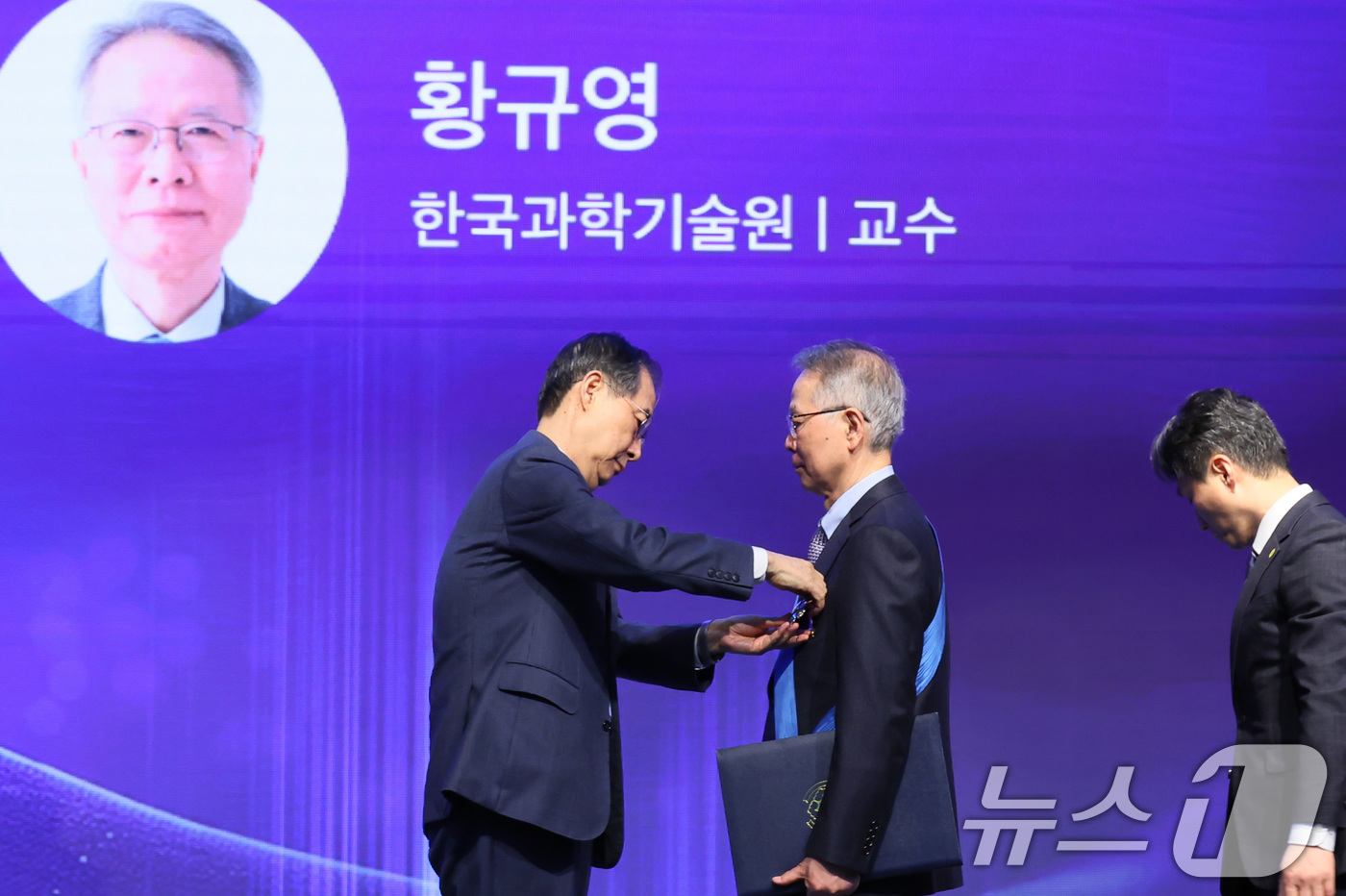 (서울=뉴스1) 임세영 기자 = 한덕수 대통령 권한대행 국무총리가 21일 서울 한국과학기술회관에서 열린 2025년 과학·정보통신의 날 기념식에 참석해 황규영 한국과학기술원(KAIS …