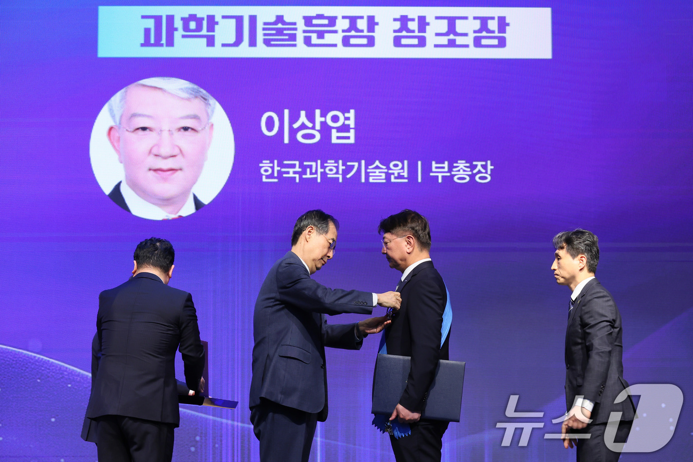 (서울=뉴스1) 임세영 기자 = 한덕수 대통령 권한대행 국무총리가 21일 서울 한국과학기술회관에서 열린 2025년 과학·정보통신의 날 기념식에 참석해 이상엽 한국과학기술원(KAIS …