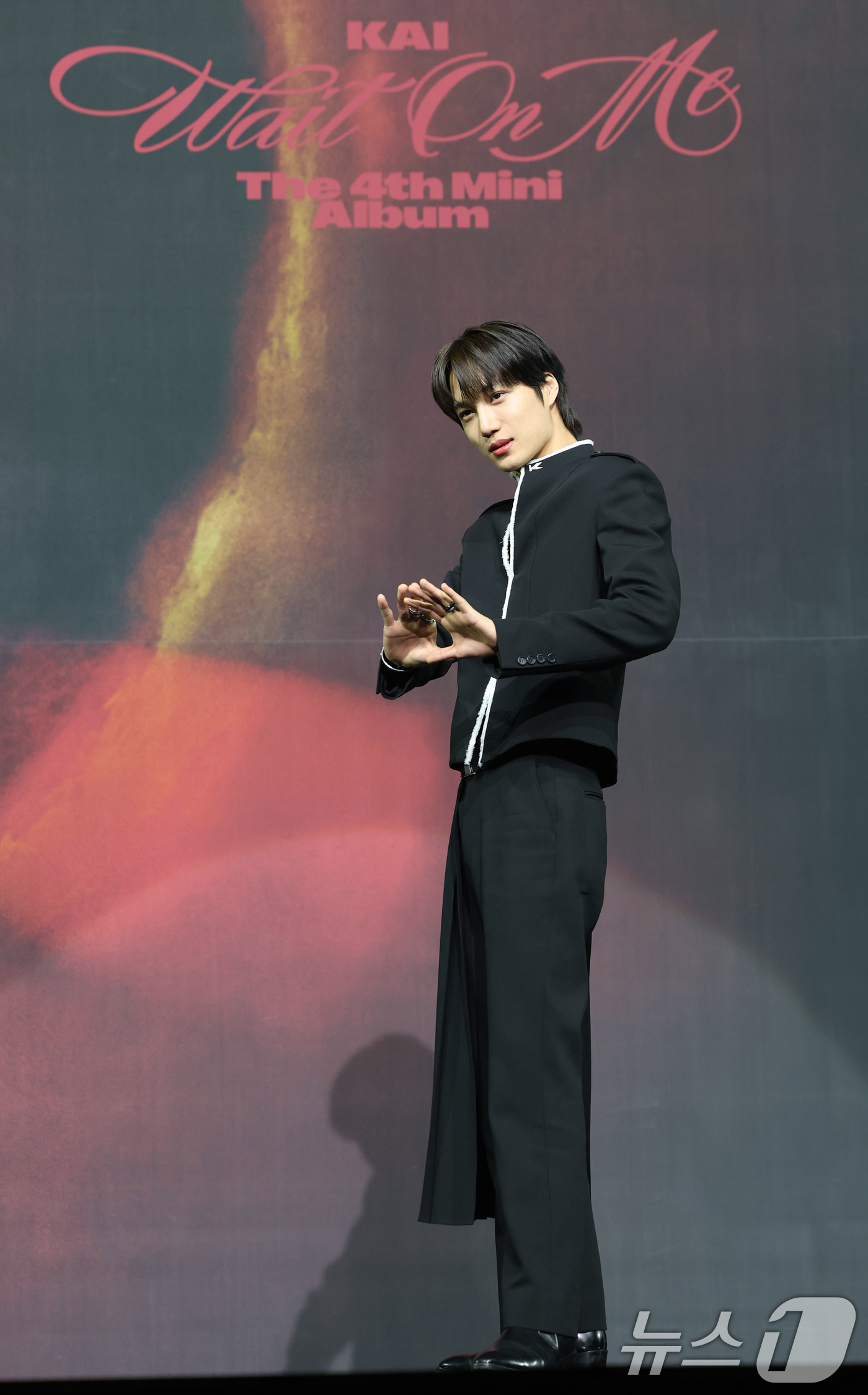 (서울=뉴스1) 권현진 기자 = 엑소 카이가 21일 서울 광장동 예스24 라이브홀에서 가진 네 번째 미니앨범 '웨이트 온 미(Wait On Me)' 발매 쇼케이스에 참석해 포즈를 …