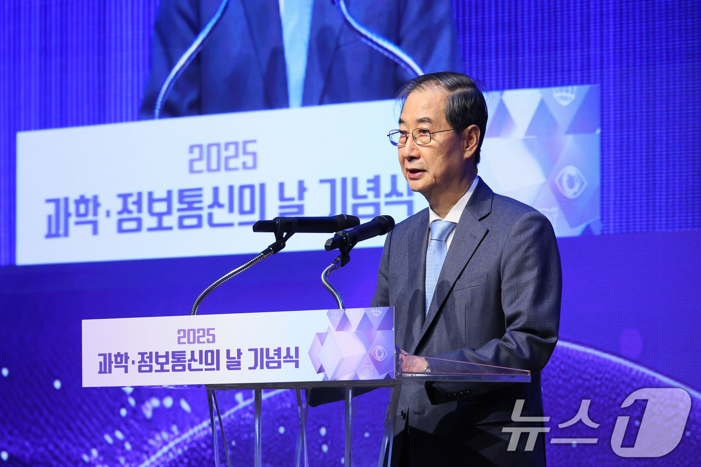 (서울=뉴스1) 임세영 기자 = 한덕수 대통령 권한대행 국무총리가 21일 서울 한국과학기술회관에서 열린 2025년 과학·정보통신의 날 기념식에 참석해 기념사를 하고 있다. (총리실 …