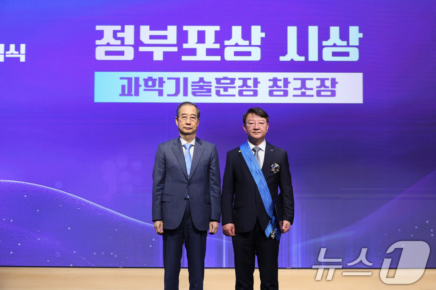 (서울=뉴스1) 임세영 기자 = 한덕수 대통령 권한대행 국무총리가 21일 서울 한국과학기술회관에서 열린 2025년 과학·정보통신의 날 기념식에 참석해 이상엽 한국과학기술원(KAIS …