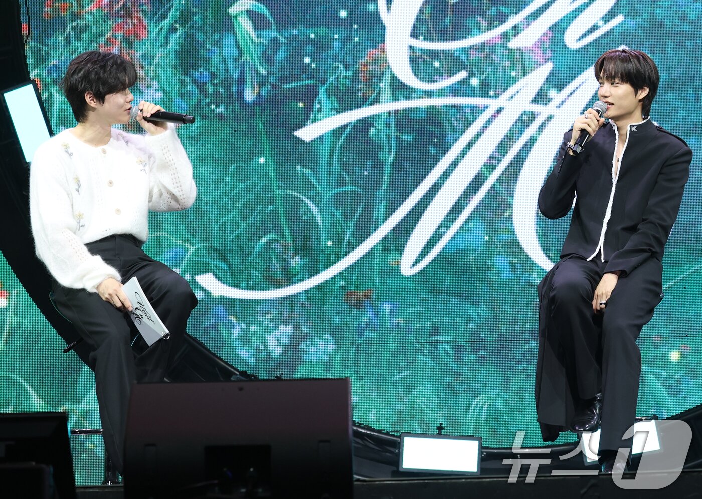 본문 이미지 - 엑소 수호(왼쪽)가 21일 서울 광장동 예스24 라이브홀에서 열린 카이의 네 번째 미니앨범 '웨이트 온 미(Wait On Me)' 발매 쇼케이스에 참석해 진행을 하고 있다. 2025.4.21/뉴스1 ⓒ News1 권현진 기자