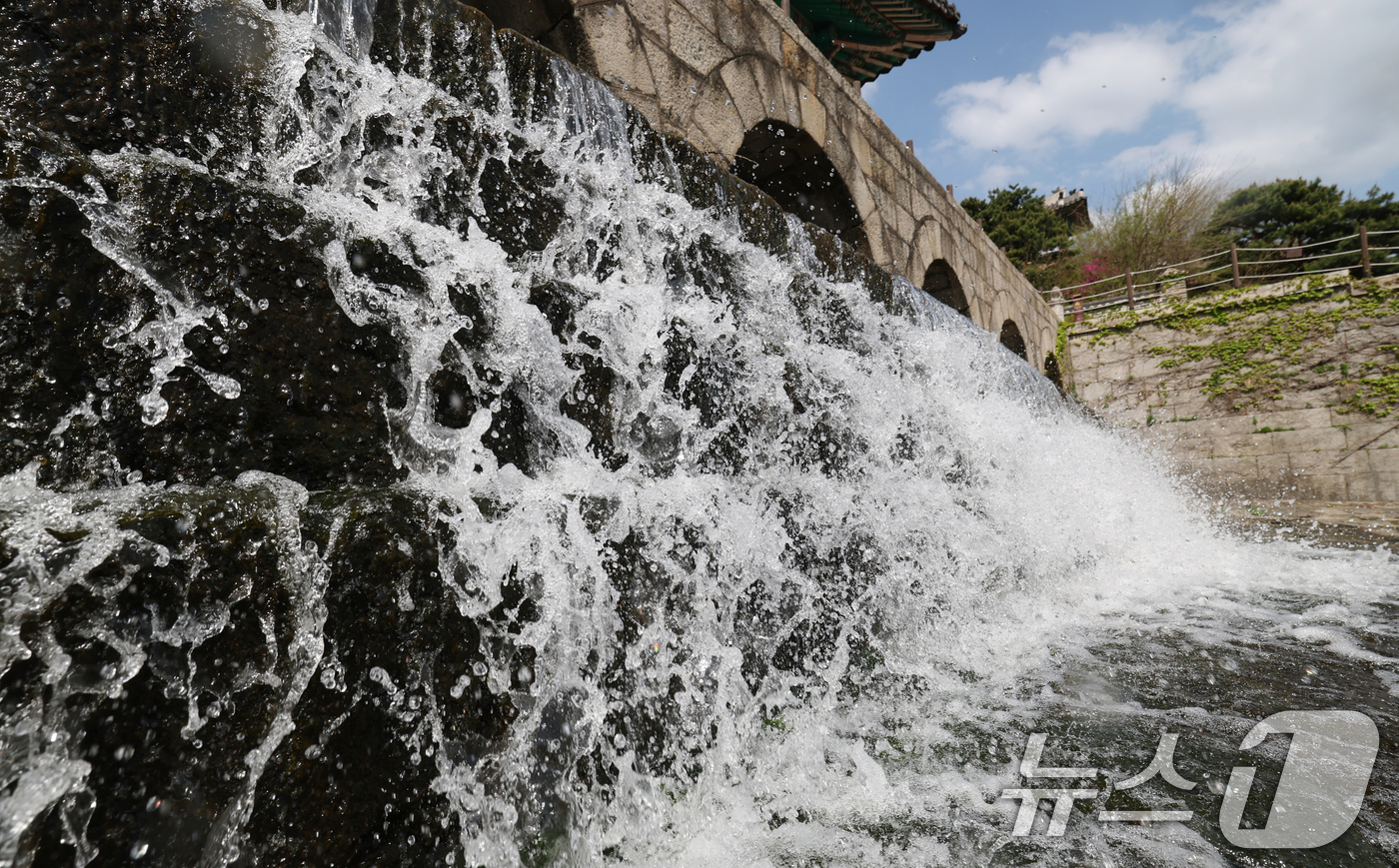 (수원=뉴스1) 김영운 기자 = '지구의 날'을 하루 앞둔 21일 오후 경기 수원시 팔달구 수원화성 화홍문에 물줄기가 시원하게 떨어지고 있다.'지구의 날'은 1969년 미국 캘리포 …