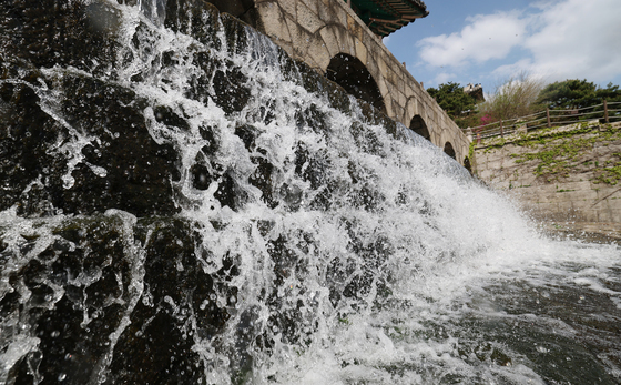 30도 가까운 더위에도 수원화성 등 나들이객…시원한 쇼핑몰도 '북적'