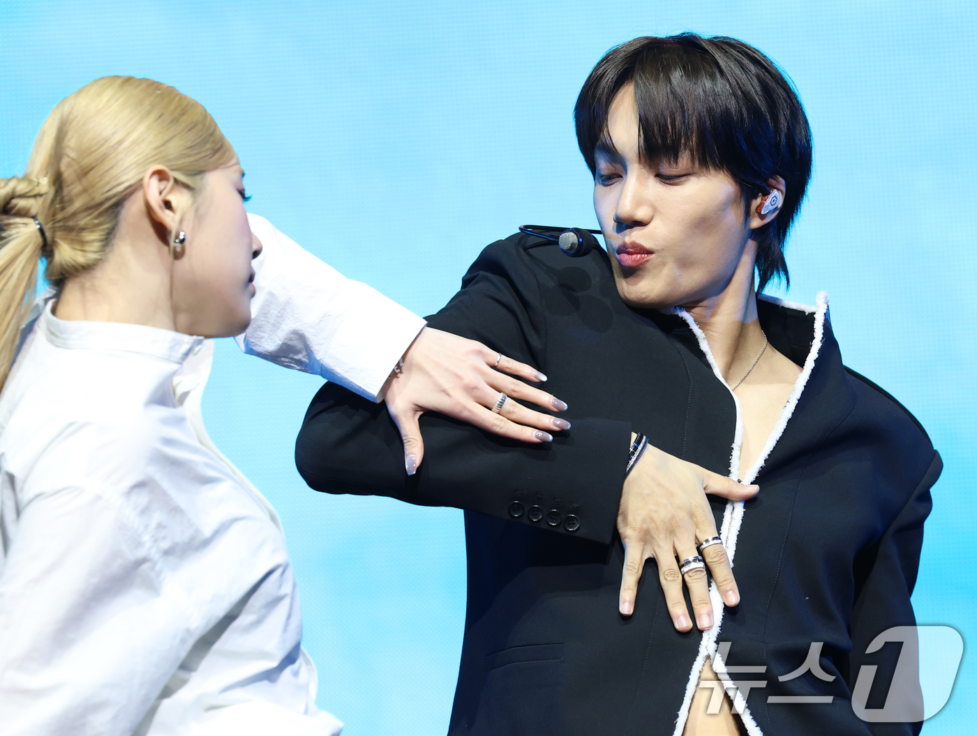 (서울=뉴스1) 권현진 기자 = 엑소 카이가 21일 서울 광장동 예스24 라이브홀에서 가진 네 번째 미니앨범 '웨이트 온 미(Wait On Me)' 발매 쇼케이스에 참석해 타이틀 …